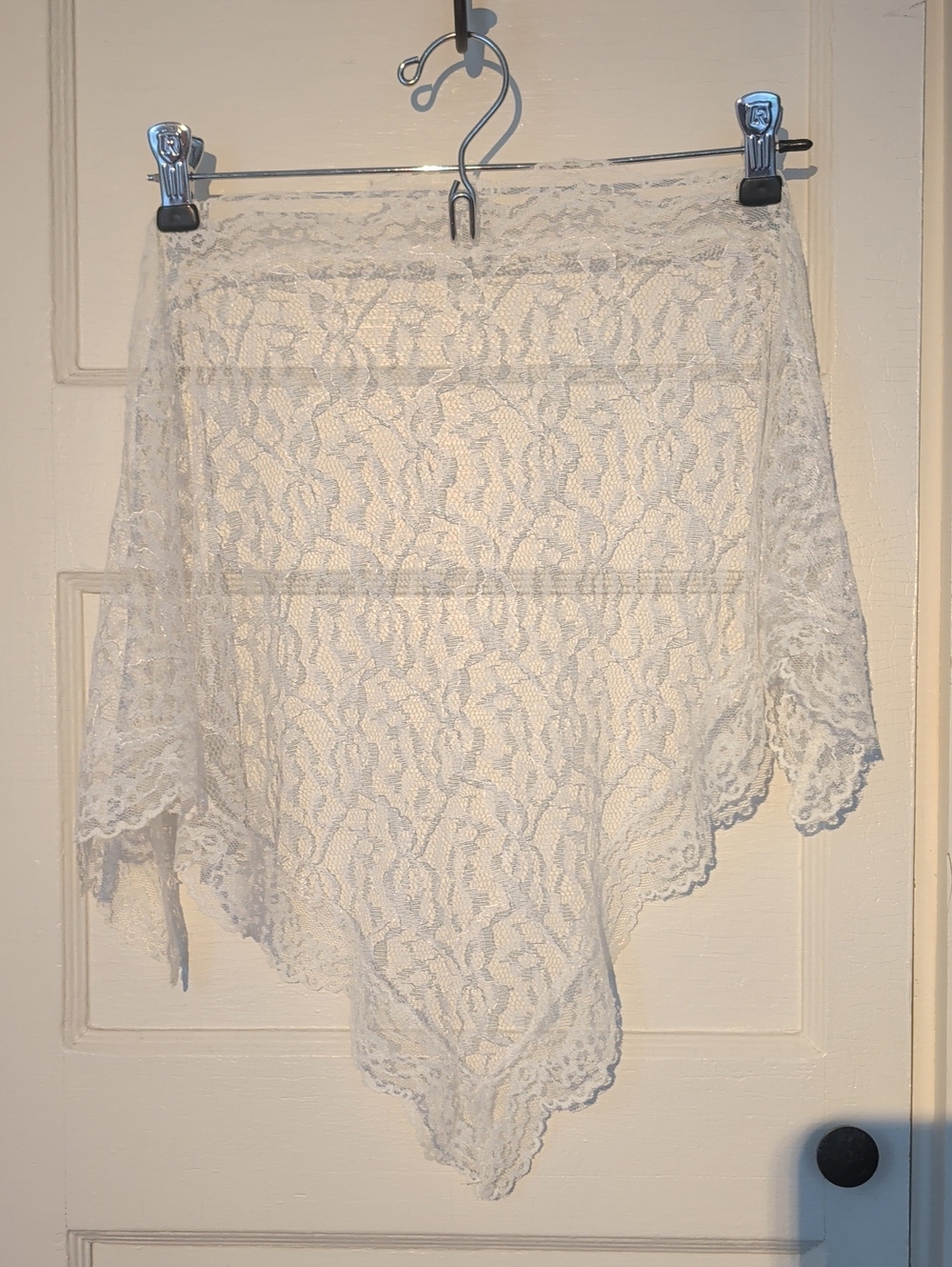 Mantilla Vintage 1960's White Ivory Lace Triangle Scarf Head covering Catholic